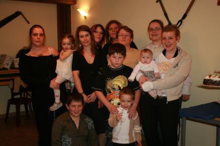 la mere les filles et les petits enfants
